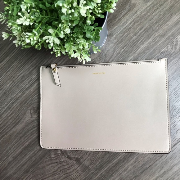 Ann Taylor Factory Handbags - 🌻3X20 ANNE KLEIN Tan Clutch 🦁